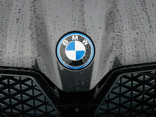 Vista frontal de la insignia Logotype cubierta con gotas de lluvia en el nuevo BMW iX xdrive40 326 —  Fotos de Stock