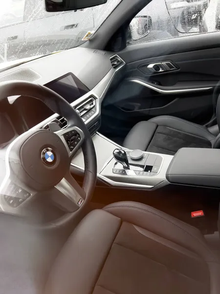 Interior del nuevo BMW Serie 3 Touring híbrido coche con precio de 57990 euros ttc —  Fotos de Stock