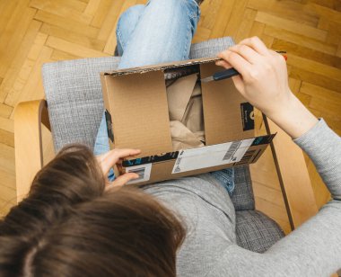 Oturma odasında boks yapan meraklı kadın manzarası. Yeni Amazon Prime Parcel.