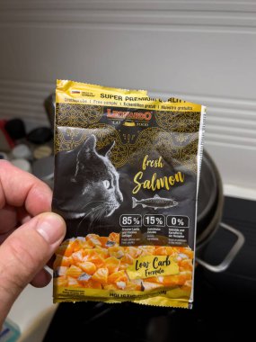 Leonardo 'nun ürettiği kedi mamasından bir örnek.