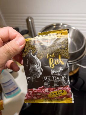 Leonardo 'nun ürettiği kedi mamasından bir örnek.