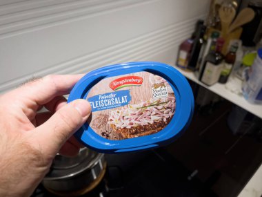 Feinster Fleischsalat Hengstenberg tarafından üretildi.