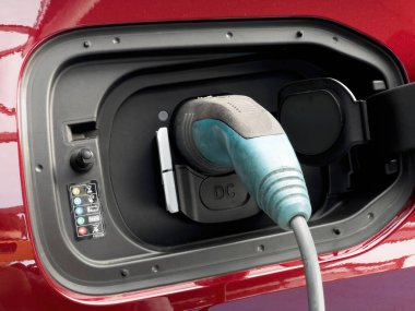 Otoparkta BMW iX 3 SUV 'u şarj eden kırmızı prizi kapat