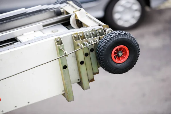 Primer plano macro disparo de rueda de goma de una escalera electrónica — Foto de Stock
