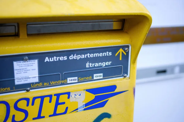 Macro close-up della cassetta postale francese La Poste per il pubblico con orario — Foto Stock