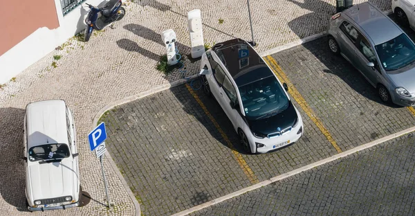 Vue de dessus de la recharge de véhicule électrique BMW i1 au parking dédié près de la charge puissante de 27 kw — Photo