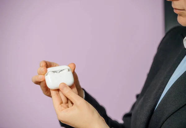 Женщина держит после распаковки новых AirPods Pro беспроводных Bluetooth в наушниках — стоковое фото