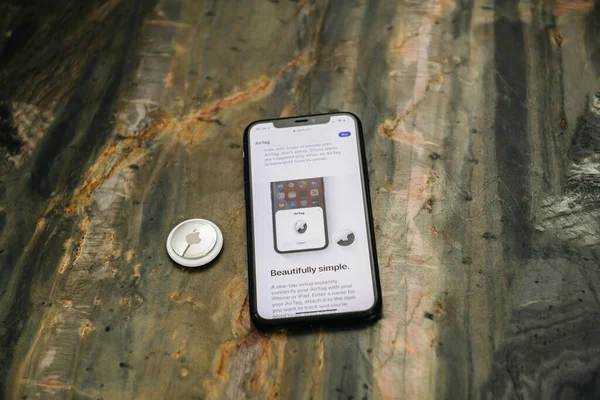 Ιστοσελίδα Apple Computers στο τελευταίο iPhone 11 Pro smartphone με νέο AirTag — Φωτογραφία Αρχείου