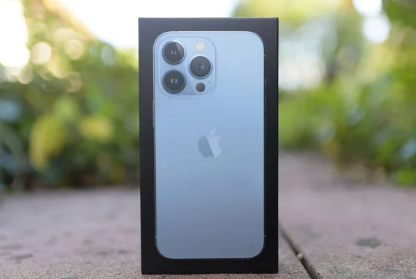 Kartonnen doos met nieuwe Apple Computers iphone 13 Pro smartphone op de stenen trap van een huis — Stockfoto