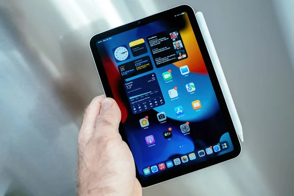 POV männliche Hand hält neue Apple Computer iPad Mini Tablet-Computer mit Apple Pencil — Stockfoto