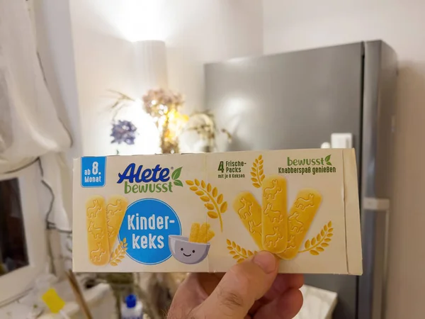 Hand hålla i köket Alete Bewusst Kinder keks läckra unge kex — Stockfoto