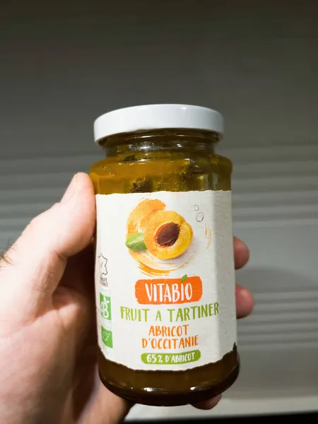 POV hane hand hålla glasburk med Vita Bio frukt pärla abricot — Stockfoto