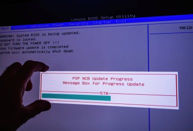 Lenovo bilgisayar çalışma istasyonunun biyo güncellemesi sırasında dokunmatik ekran üzerindeki POV erkek eli