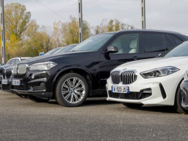 Birçok lüks BMW arabaları bayiliğin önüne park edilmiş.