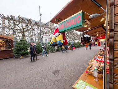 Vin chaud, marketin önünde güvenlik maskesi takan sıcak şarapçıları işaret ediyor.