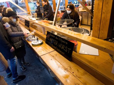 COVID-19 hastalıklı Noel pazarına karşı solunum maskeleri