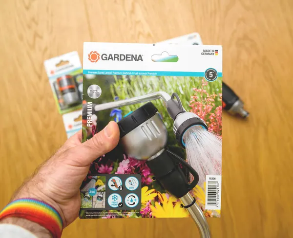 POV hane hand håller ny Premium Spray Lance från Gardena Tyskland med artikel nr. 18336-20 — Stockfoto