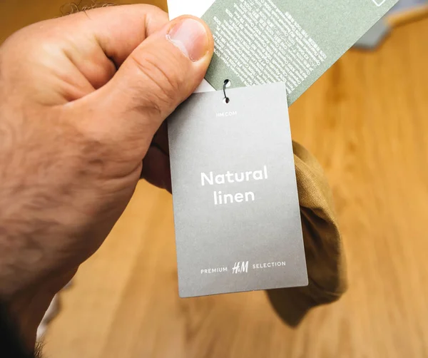 Cartel de selección premium de lino natural fabricado por H and M Hennes y Mauritz AB multinacional sueca de ropa al por menor —  Fotos de Stock