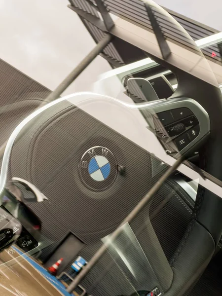 Blick durch das Fenster des neuen Luxus-BMW-Lenkrads — Stockfoto