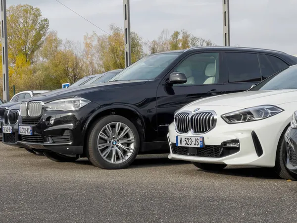 Rij van meerdere luxe BMW auto 's geparkeerd buiten dealerschap — Stockfoto