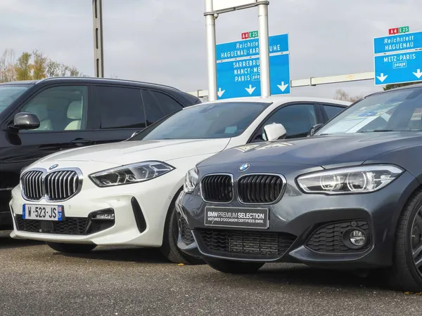 Vista ront di nuove auto di lusso BMW parcheggiate fuori concessionaria — Foto Stock