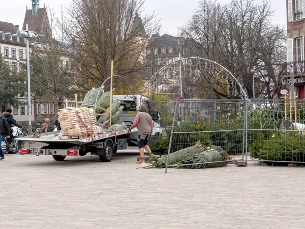 Voorbereiding van de eerste markt tijdens de jaarlijkse kerstmarkt in Straatsburg — Stockfoto