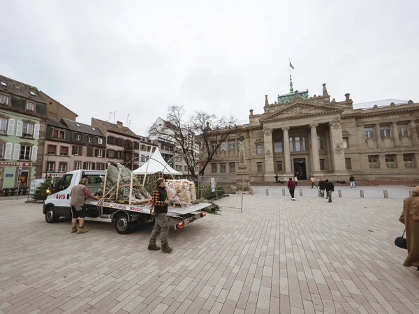 Ir przygotowanie rynku podczas corocznych jarmarku Bożego Narodzenia w Strasburgu — Zdjęcie stockowe