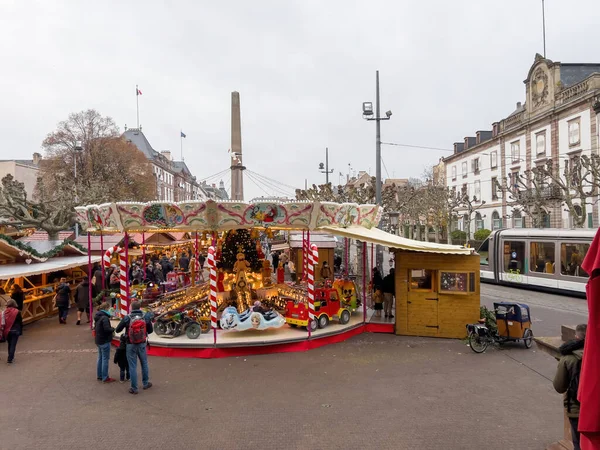 Beroemde hoofdstad van Kerstmis met draaimolen in PLace Broglie — Stockfoto