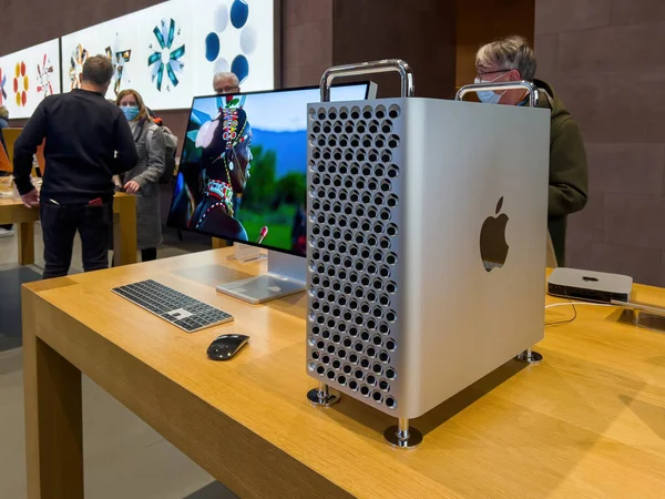 Mensen in de Apple Computers Store met nieuwe Mac Pro-werkstation met Apple XDR-scherm — Stockfoto