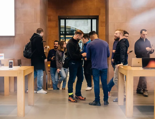 Multitud de personas esperando en la cola en la entrada de Apple Store durante la última Apple Computer iPhone — Foto de Stock