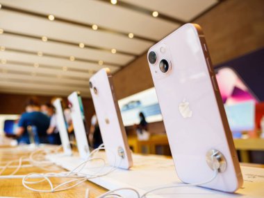 iPhone 13 profesyonel akıllı telefonlar. Apple Store içindeki Max sürümü de dahil.