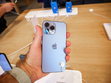 Son model iphpne 13 Pro profesyonel Max sürümü Apple Store 'da - sierra blue color