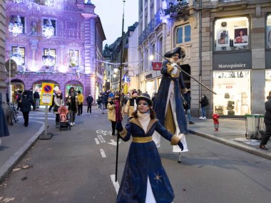 Noel etkinliklerini aydınlatan stilt walker ile kış tatili