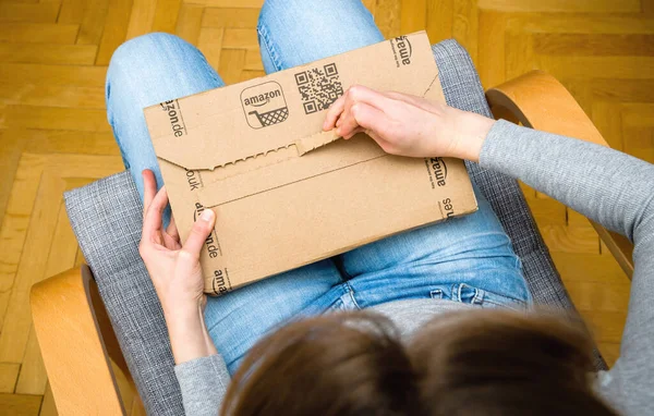 Unboxing en la sala de estar nuevo Amazon Parcela entrega de e-commerce pedido mercancías a través de Internet - qr código en el paquete — Foto de Stock