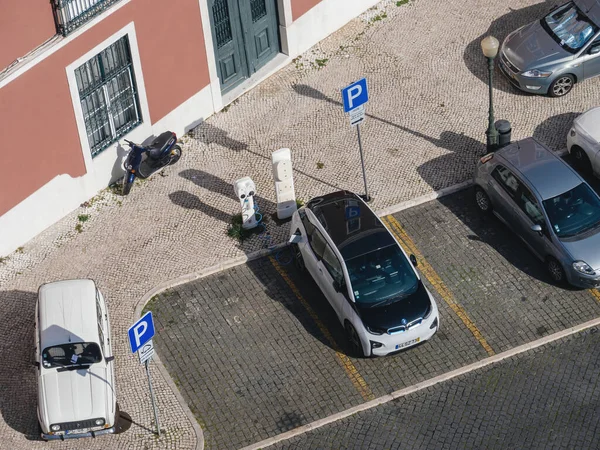 Vista aérea de la carga de coches eléctricos BMW i1 en las calles del aparcamiento público de Lisboa — Foto de Stock