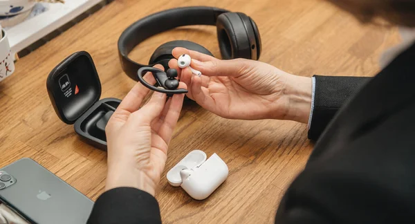 Nuevos auriculares inalámbricos Bluetooth en el oído AirPods Pro diseñados por Apple Computers — Foto de Stock