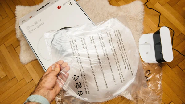 OV erkek eli yeni Roborock S6 robotik elektrik süpürgesinin plastik parçasını tutuyor — Stok fotoğraf