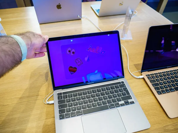 POV männliche Hand hält Hand auf dem MacBook Pro Apple Comppiners Laptop — Stockfoto