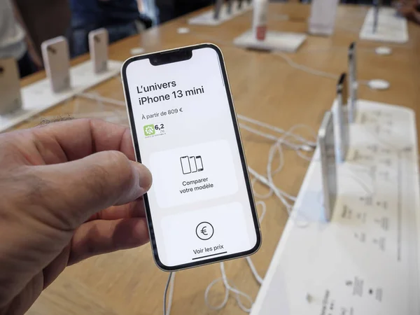 POV mužská zákaznická ruka drží uvnitř Apple Computers Store nejnovější nové iPhone 13 — Stock fotografie