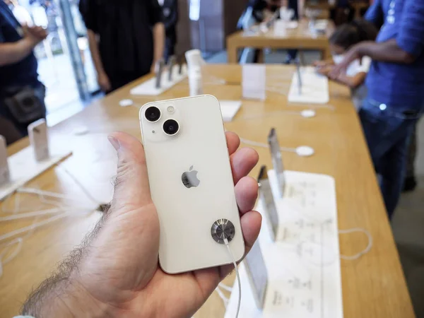 Punto de vista de la mano del cliente masculino celebración dentro de Apple Computers Store —  Fotos de Stock