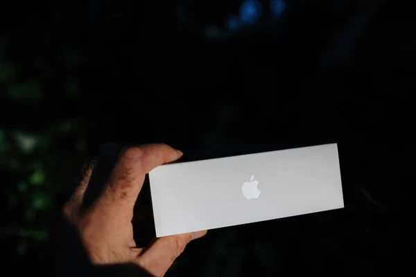 Mão masculina mostrando novo pacote de papelão da Apple Computers novo mais recente iPad Mini — Fotografia de Stock