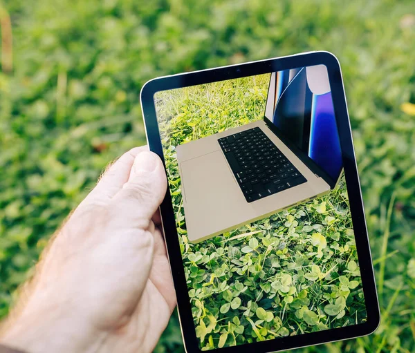 Apple Computers Ipad Mini tablet počítač při pohledu do zahrady na rozšířenou realitu — Stock fotografie