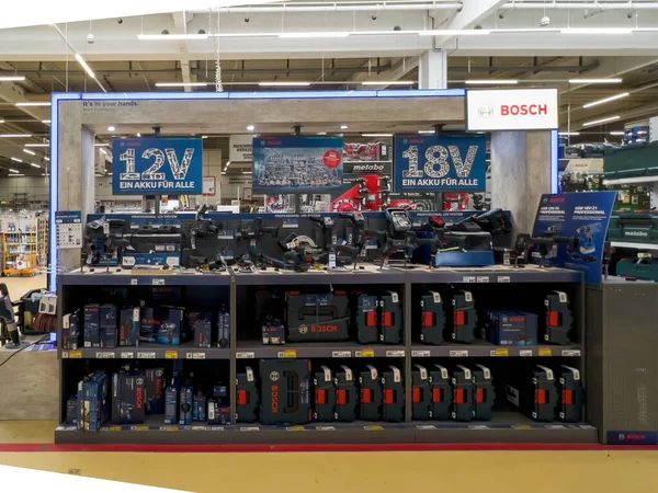 Plusieurs outils de construction de la gamme Bosch Professional se trouvent à l'intérieur d'un magasin de bricolage commercial — Photo