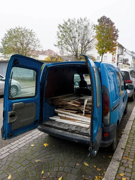 Bakifrån av öppna skåpbilsdörrar med flera träplakat — Stockfoto