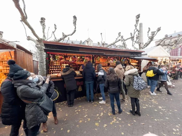 Turisti che indossano maschere respiratorie contro la malattia di COVID-19 coronavirus shopping infezione — Foto Stock