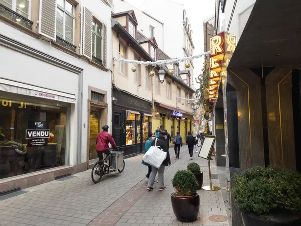 Spacery po urządzonej na Boże Narodzenie ulicy w centrum Strasburga — Zdjęcie stockowe