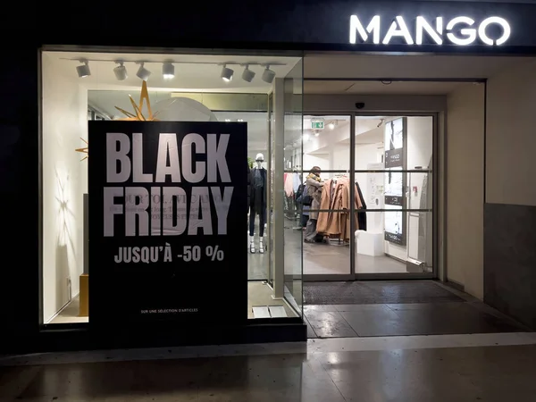Mango fashion store Black Friday signage on the showcase with customers inside — 图库照片