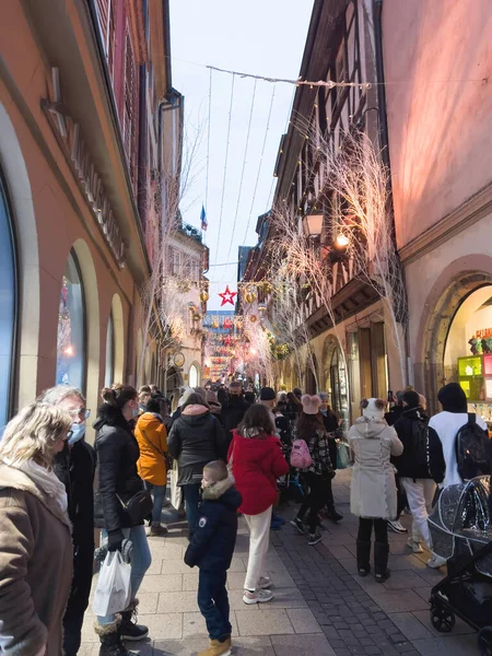 Turisták helyiek és látogatók gyalogosok fényképezés karácsonyi piaci hangulat — Stock Fotó