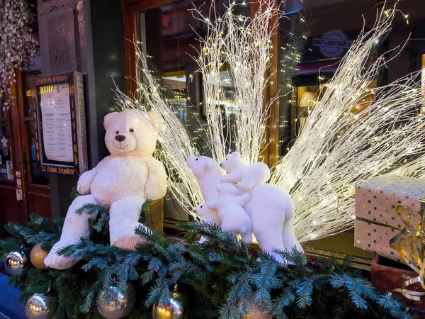 Decorações de urso de Natal na frente da loja - Strasbourg atmosfera anual do mercado de Natal — Fotografia de Stock