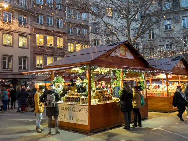 Kerstmarkt chalet in het centrum van Straatsburg in de schemering de verkoop van kastanjes verspreid aan bezoekers — Stockfoto